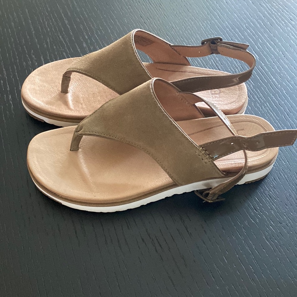 6.5 Brand new tan UGGs women’s sandals